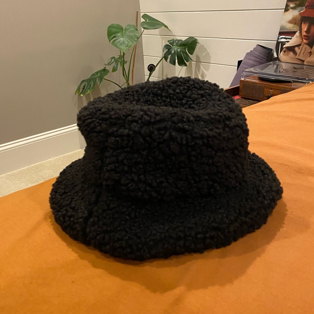 black sherpa bucket hat